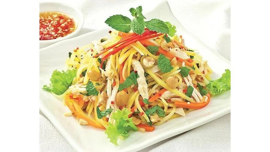 Salată cu mango și vită