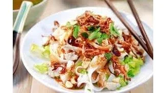 Tăiței lați fierți cu carne de pui